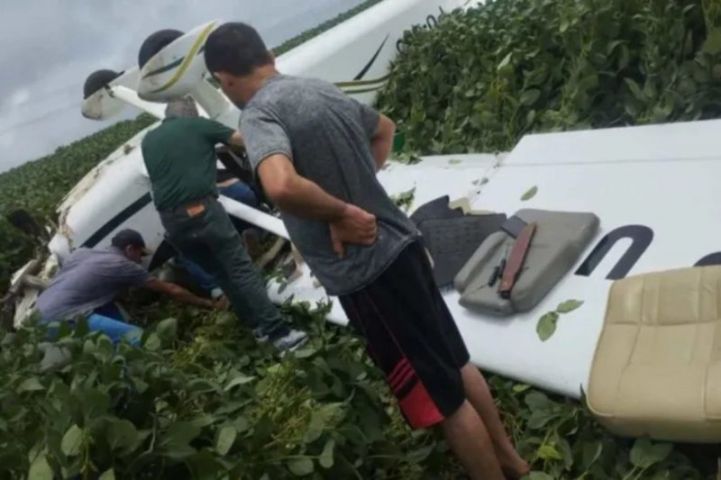 Avião de pequeno porte que saiu de SC cai em plantação no Paraná
