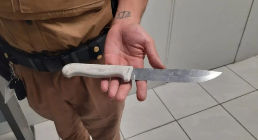 Briga com faca em posto de combustíveis termina com danos à viatura e desacato em São Ludgero