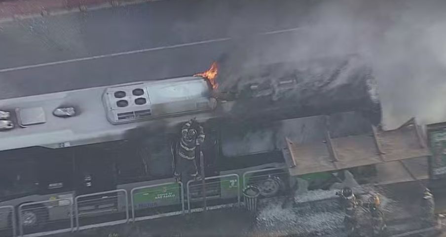 URGENTE: avião cai em avenida de SP e bate em ônibus; duas mortes são confirmadas