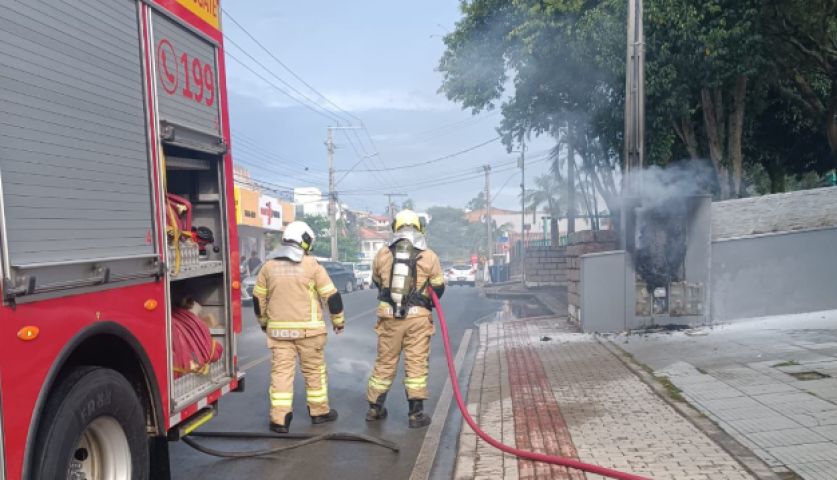 (Vídeo) Bombeiros combatem incêndio em poste de energia no Centro de Sangão