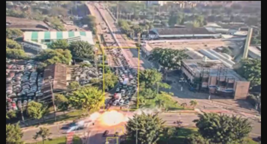 Impressionante: vídeo mostra o avião mergulhando na avenida cheia de carros
