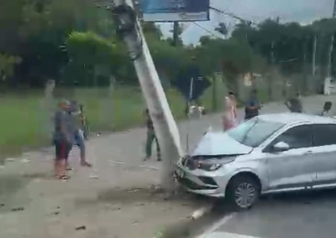 Motorista colide contra poste no bairro Santo André, em Capivari de Baixo