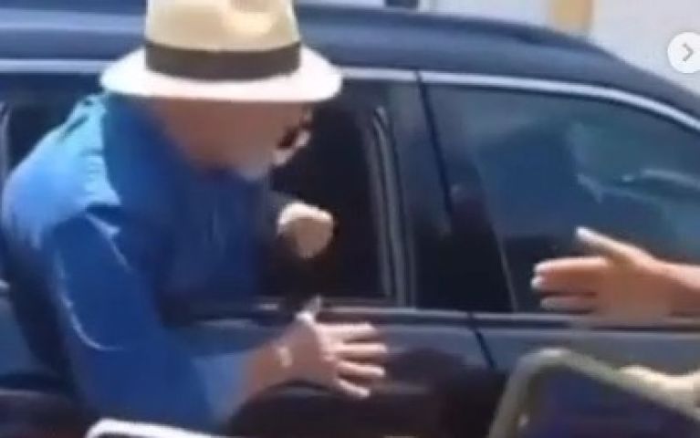Segurança acidentalmente fecha porta do carro nos dedos de Lula durante agenda na Bahia