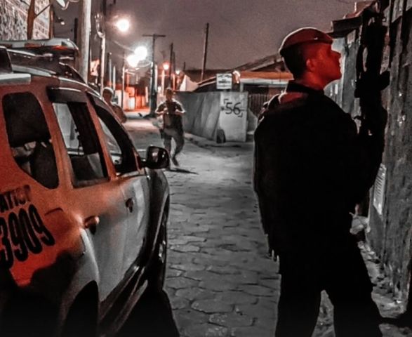 Adolescente é apreendido por tráfico e irmã com mandado de prisão é presa em Tubarão no Km 60