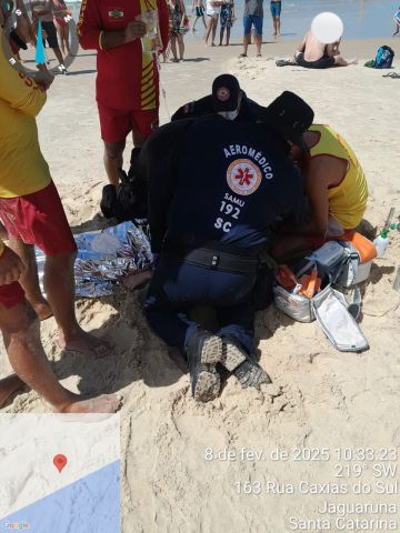 Jovem que morreu afogado na praia do Camacho estava com o irmão mais novo
