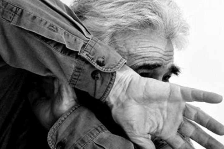 Homem armado invade casa de idoso e rouba moto e celulares em Tubarão