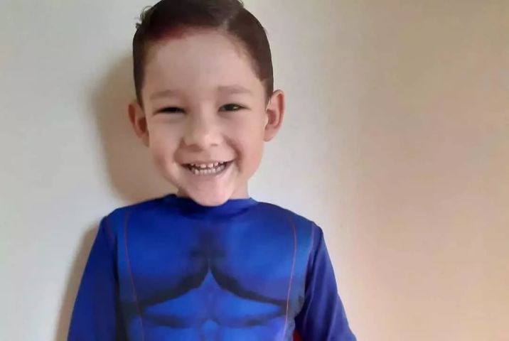 Menino ferido ao cair em lanças de portão em SC precisou retirar um rim, mas apresenta melhora