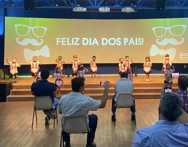 Santa Catarina sanciona lei que obriga incentivo a homenagens no Dia dos Pais e das Mães nas escolas