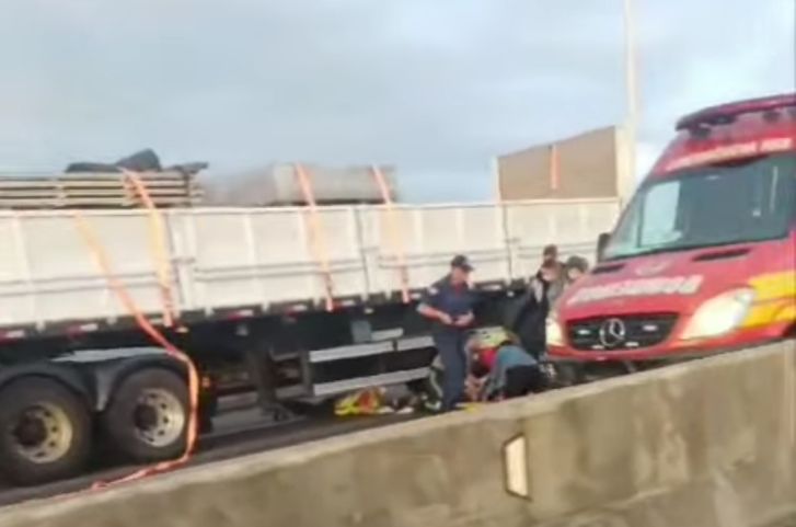 Motociclista sofre queda e é atropelado na Ponte Anita Garibaldi, em Laguna