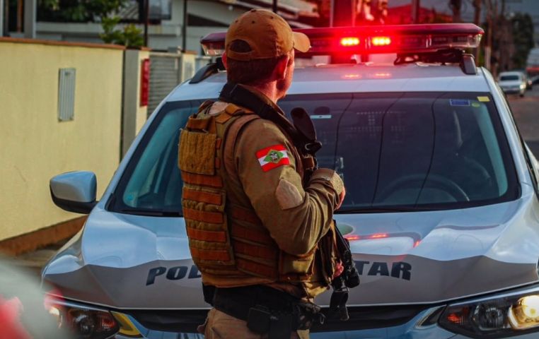 Homem é preso após roubo de celular e dinheiro em Laguna