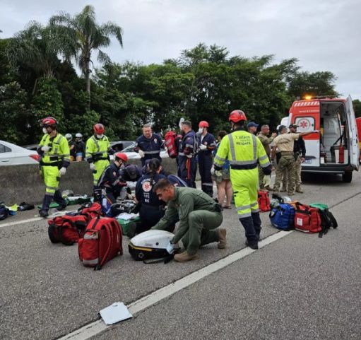 Dois motociclistas sofrem ferimentos graves e motocicleta pega fogo em acidente na BR-101