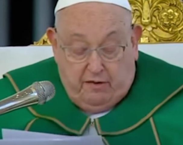 Aos 88 anos, Papa Francisco enfrenta dificuldades respiratórias e interrompe leitura de homilia