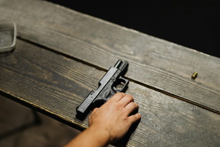 Homem é baleado após desentendimento em mercearia em Laguna