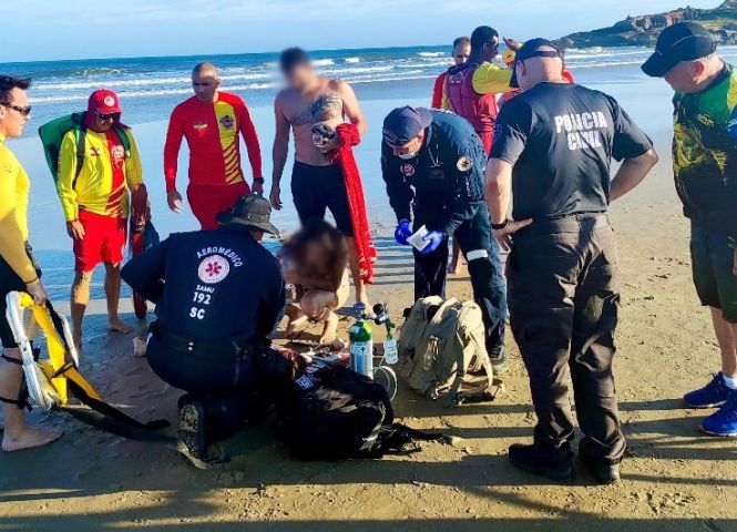 Quatro pessoas se afogam na Praia do Gravatá em Laguna; adolescente em estado grave é resgatada de helicóptero