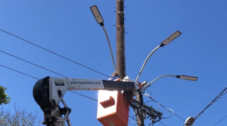 Praça de alimentação da antiga rodoviária agora é iluminada com lâmpadas de LED