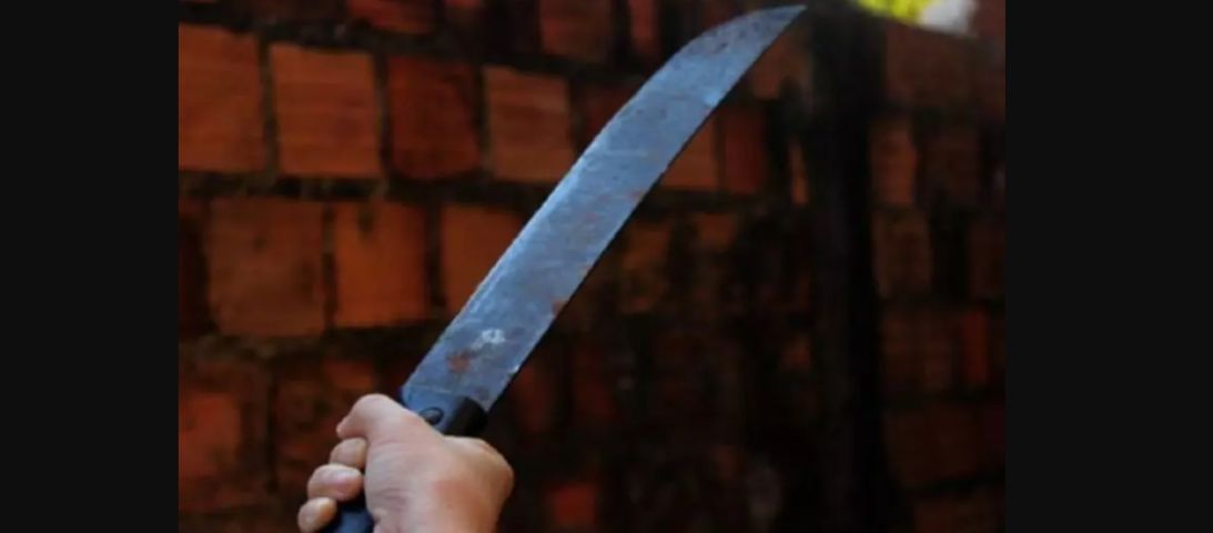 Homem é atacado com golpes de facão durante roubo em Tubarão