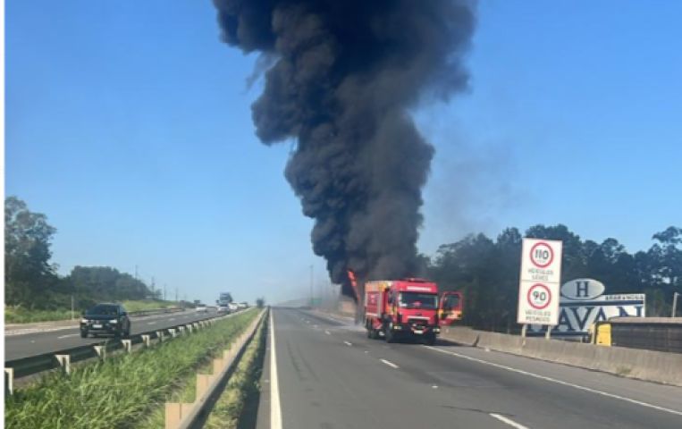 Ônibus pega fogo na BR-101, em Criciúma, e trânsito é desviado para a marginal