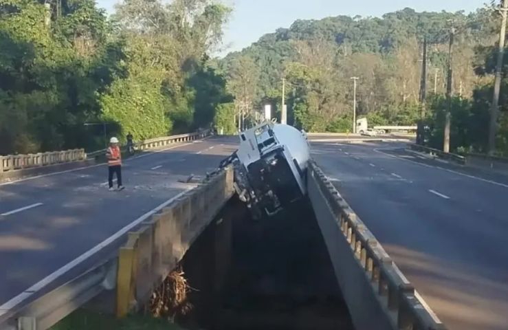 Caminhão com gás que ficou suspenso entre pontes é içado por guindaste e retirado de vão no RS