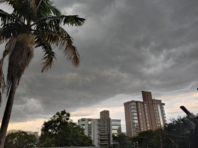 Tubarão tem máxima de 38ºC nesta quarta-feira (12) e chegada de frente fria