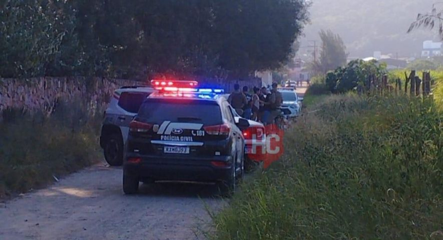 Corpo é encontrado próximo ao acesso aos Molhes em Laguna; polícia investiga suspeita de homicídio