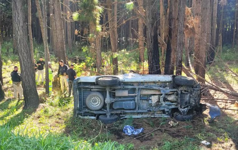 Uma pessoa morre e quatro ficam feridas após ambulância de Armazém tombar no Paraná