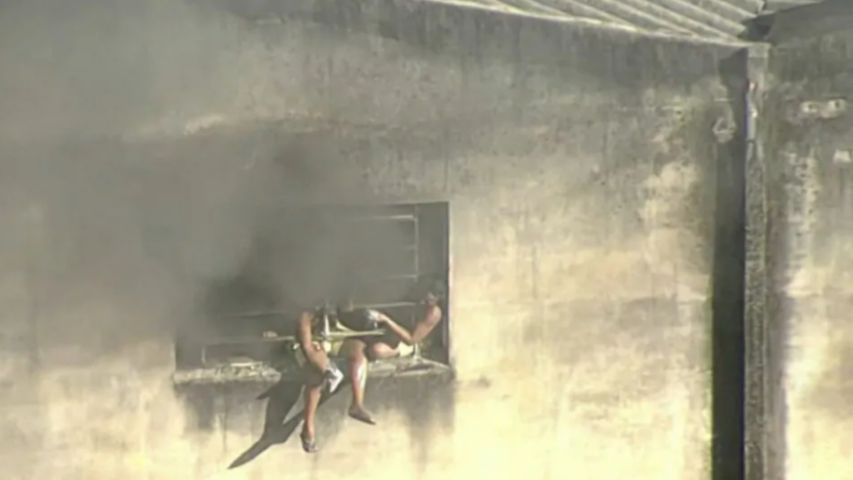 (Vídeo) Incêndio em fábrica de tecidos no Rio de Janeiro deixa trabalhadores presos em janelas
