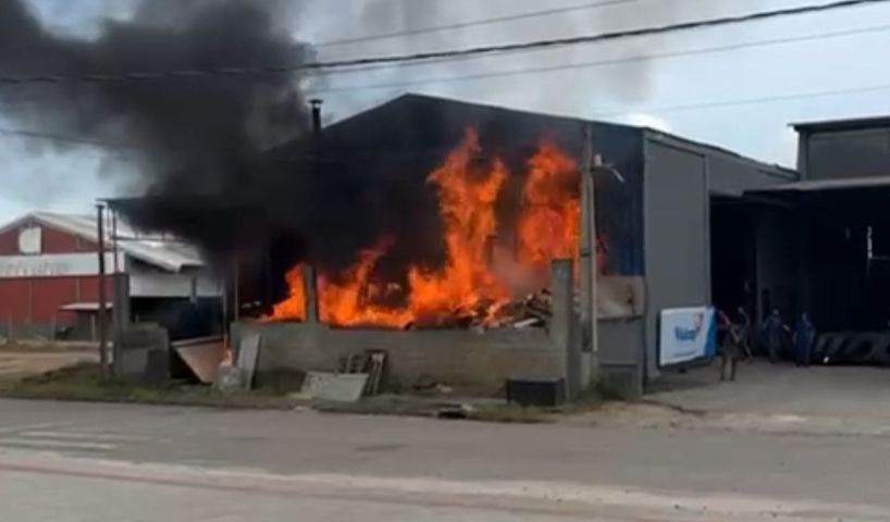 Incêndio atinge área próxima a edificação no bairro São Cristóvão, em Tubarão 