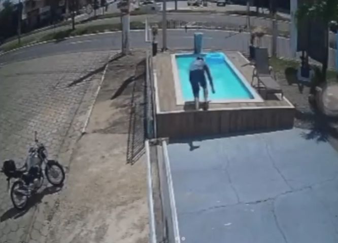 Motociclista pula em piscina de loja para se refrescar do calor no país