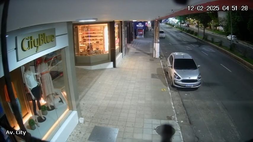 (VÍDEO) Furto de botijões de gás é registrado na Avenida Marcolino Martins Cabral, em Tubarão