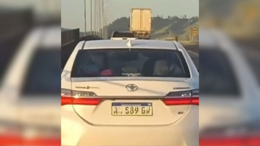 Turistas argentinos são flagrados usando fitas para adulterar placas de carro na BR-101 em Sangão