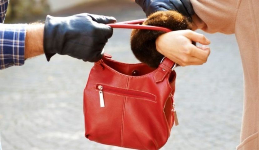 Idosa é derrubada e tem bolsa roubada por motociclista no Centro de Capivari de Baixo