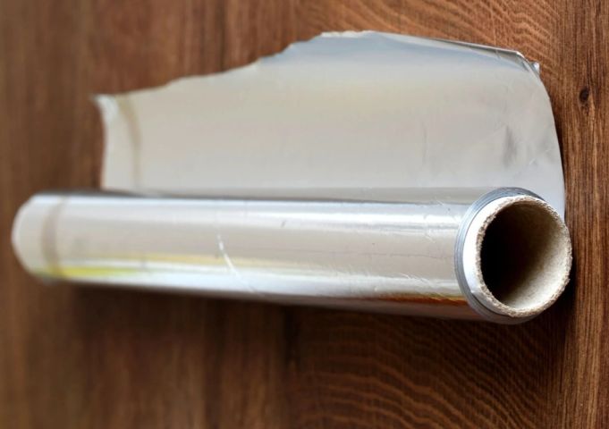 Dois lados diferentes: Você sabe qual a maneira certa de usar o papel alumínio para cozimento e conservação?