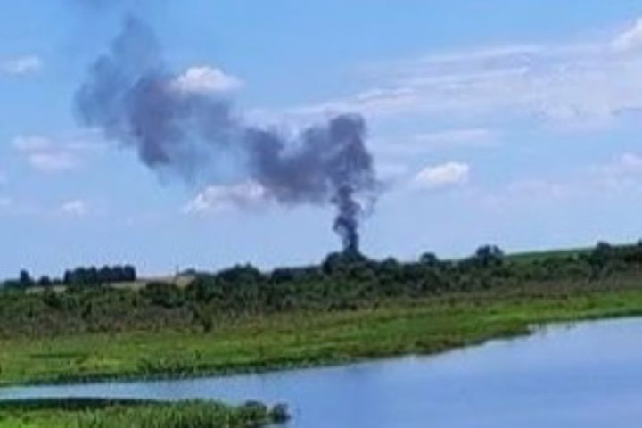 Avião de pequeno porte cai em área de vegetação em SP e mata 2 pessoas