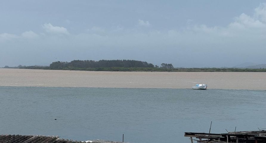 Águas do rio Tubarão chegam a Laguna e formam bela paisagem neste sábado (15)