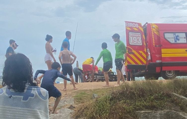 Mulher escorrega e bate a cabeça nos Molhes da Barra, em Laguna