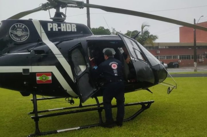 Criança de dois anos se afoga em Içara e é levada de helicóptero a Hospital