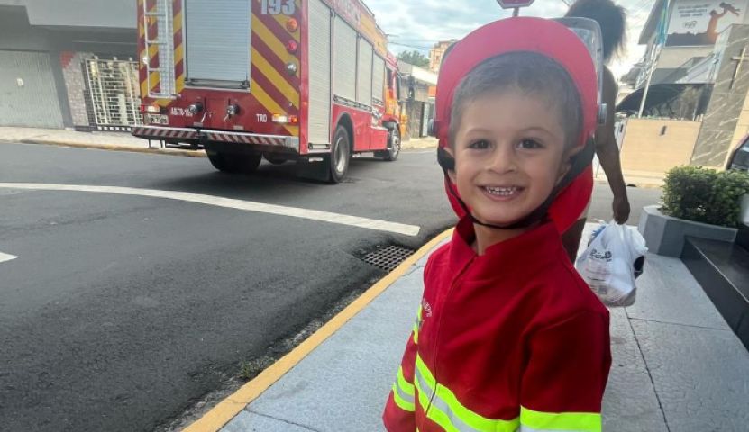 (Vídeo) Bombeiros de Tubarão realizam sonho de menino de 4 anos e o surpreendem em festa de aniversário