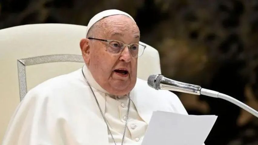 Papa está com 'infecção polimicrobiana' e seguirá internado, diz Vaticano