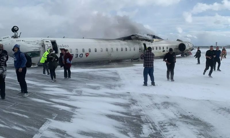 Mundo: avião ‘capota’ em aeroporto no Canadá e deixa oito feridos