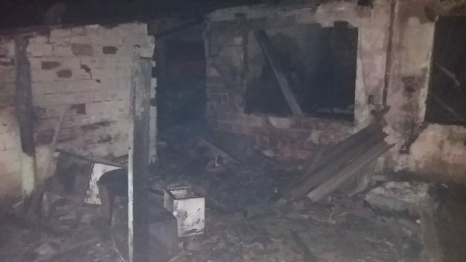 Casa é destruída por incêndio em Tubarão