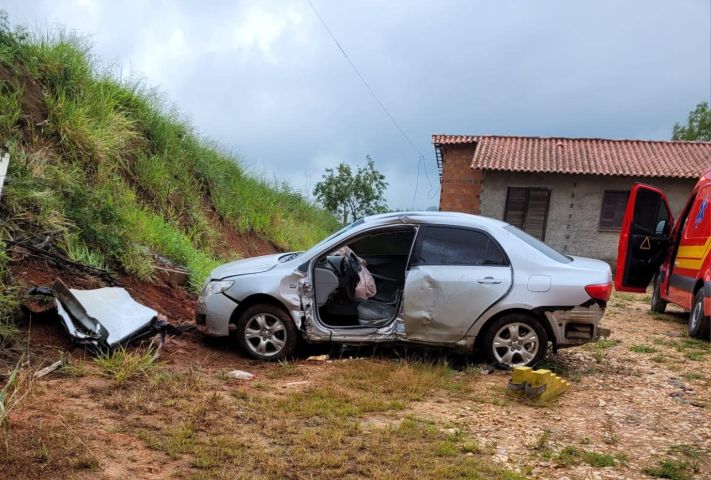Idoso de 67 anos fica ferido após colidir carro contra poste em Sangão