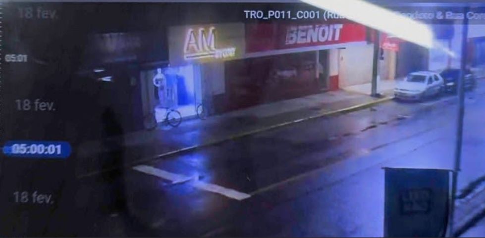 (Vídeos) Loja no Centro de Tubarão é arrombada e alvo de furto durante a madrugada