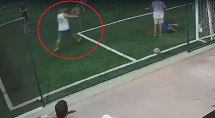 Homem invade quadra de futebol e chuta criança de 10 anos em MG