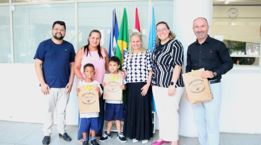 Alunos da EMEB Maria Emília Rocha recebem kits escolares da OAB Tubarão e CAASC