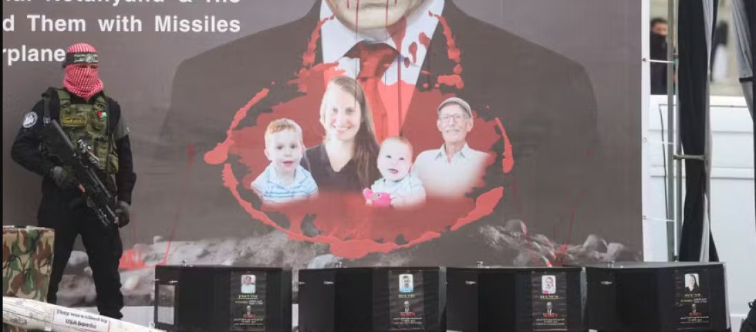 Hamas entrega corpos de bebê, criança, mãe e idoso em caixões pretos para Israel