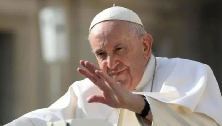 Jornal italiano diz que o papa Francisco 'está morrendo' e que já recebeu a extrema-unção