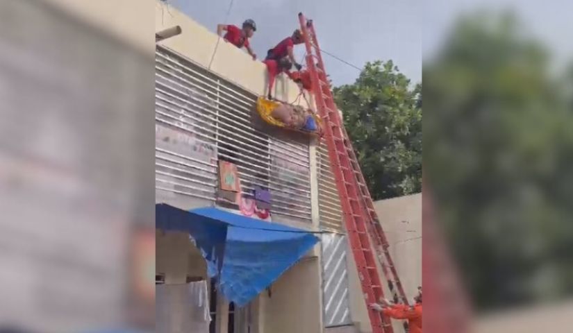 (VÍDEO) Corpo de idoso cai do 2º andar durante resgate do Corpo de Bombeiros em Manaus