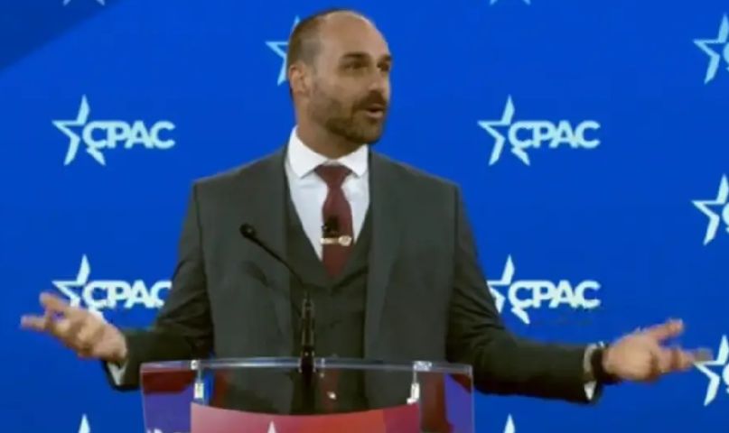(Vídeo) Nos EUA, Eduardo Bolsonaro cita denúncia da PGR contra Jair e defende o pai: 'golpe da Disney' 