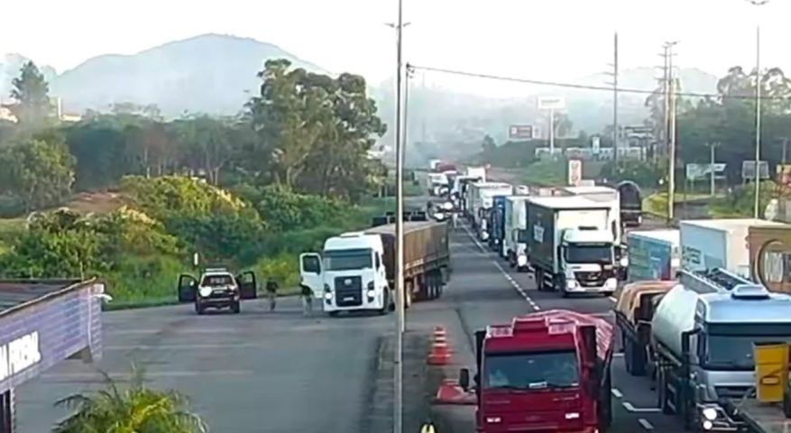 Motorista pula de caminhão em movimento, e PRF impede colisão em posto policial de Tubarão