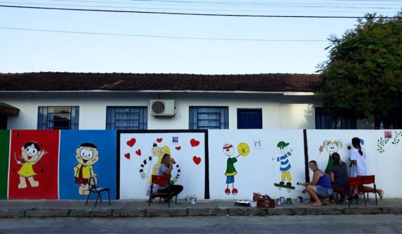 Vereador denuncia divisão de crianças por cor da pele em escola em SC